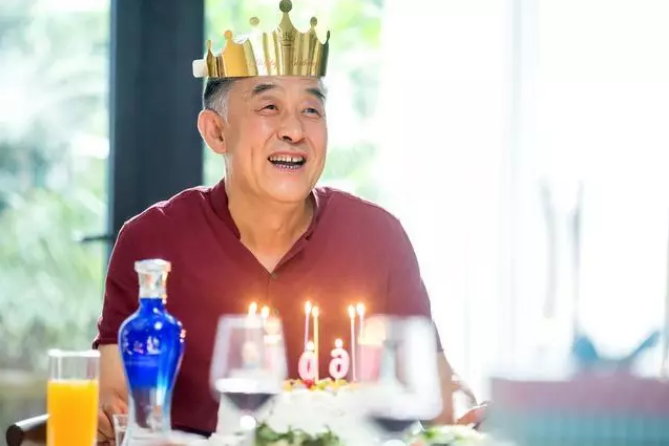 張譯、張國立、李建義領銜都市情感劇《我的親爹和后爸》今晚重磅播出！