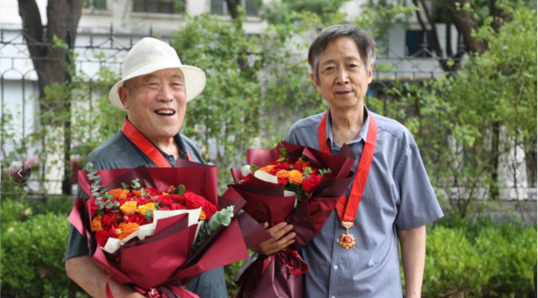 致敬！山影集團兩位老黨員榮獲“光榮在黨50年”紀念章